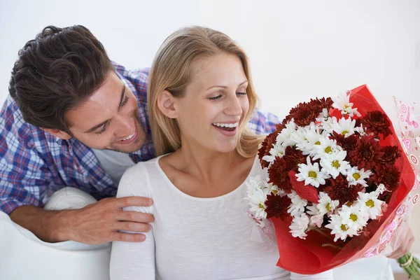 Sadece Sen Ben Varız Bir Adam Evde Çiçeklerle Partnerini Ikna — Stok fotoğraf