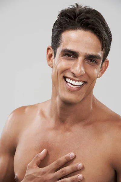 Hezké Štěstí Hezký Mladý Muž Usmívající Kamery — Stock fotografie