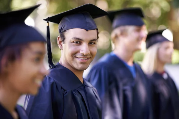 Készen Állok Jövőmre Egy Csapat Mosolygó Diplomás Áll Egymás Után — Stock Fotó