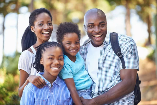 Familj Som Delar Passion För Naturen Lycklig Afrikansk Amerikansk Familj — Stockfoto