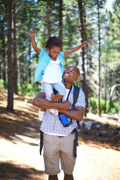 これはとても楽しいです 自然の中で屋外で彼の娘と遊んで幸せな若いアフリカの父親 — ストック写真