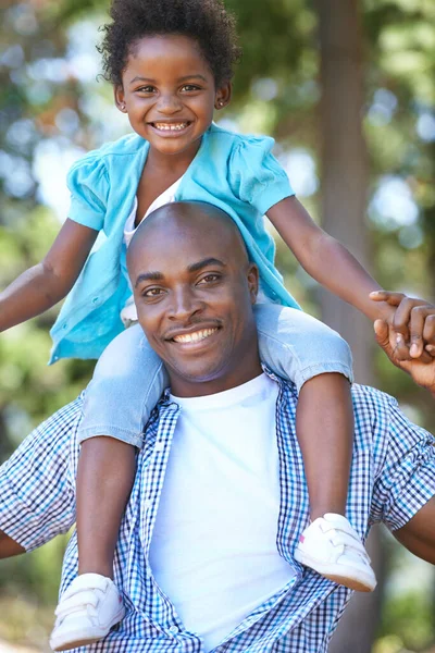 お父さんの女の子は自然が大好きです 屋外で一日を楽しみながら肩に娘を乗せた父親の肖像画 — ストック写真