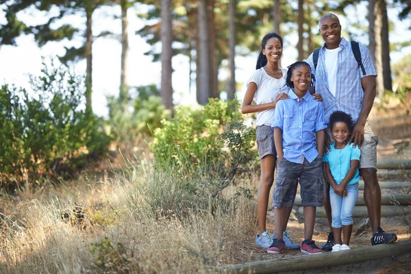 家族全員のためにハイキング 森で一日を楽しむアフリカ系アメリカ人の家族の肖像 — ストック写真