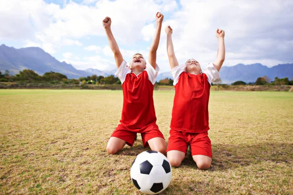 练习进球庆祝活动 两个孩子在足球场庆祝的全景镜头 — 图库照片