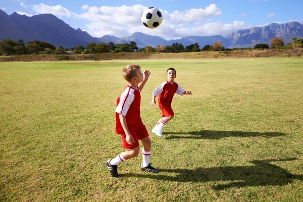 Μαθαίνοντας Ομαδικότητα Παίζοντας Μαζί Δύο Αγόρια Παίζουν Ποδόσφαιρο Στο Γήπεδο — Φωτογραφία Αρχείου
