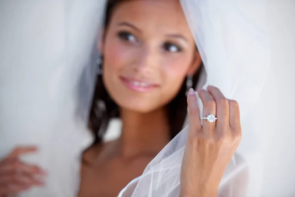 Esküvői Boldogság Egy Gyönyörű Fiatal Menyasszony Aki Jegygyűrűjét Mutogatja — Stock Fotó