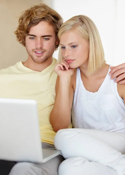 Criar Uma Conta Blog Juntos Jovem Casal Feliz Usando Laptop — Fotografia de Stock