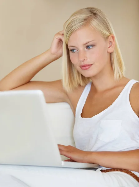 Actualizar Blog Dela Uma Bela Jovem Mulher Usando Seu Laptop — Fotografia de Stock
