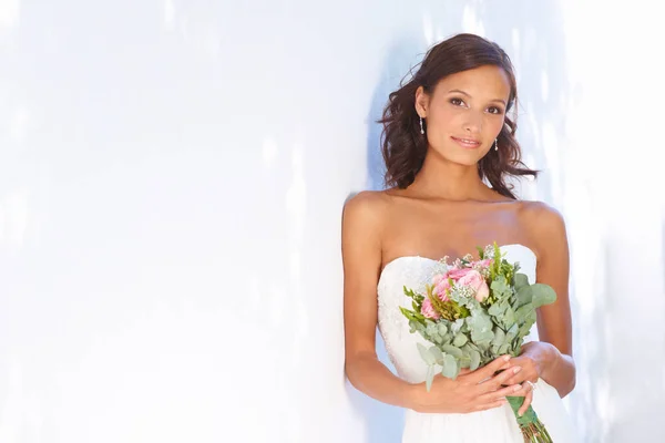 她是他的人 一个漂亮的新娘站在外面拿着她的花束 — 图库照片