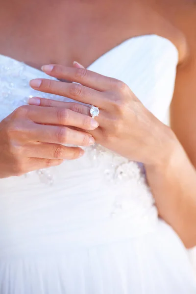这是他承诺的象征一个戴着结婚戒指的年轻新娘的衣服 — 图库照片