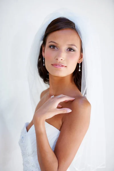 Perfekt Weiß Eine Hinreißende Junge Braut Blickt Die Kamera — Stockfoto