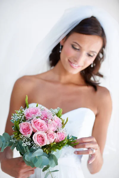 欣赏她的花束一个漂亮的年轻新娘牵着她的花束 — 图库照片