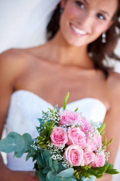 让神经放松一下 一个漂亮的年轻新娘牵着她的花束 — 图库照片