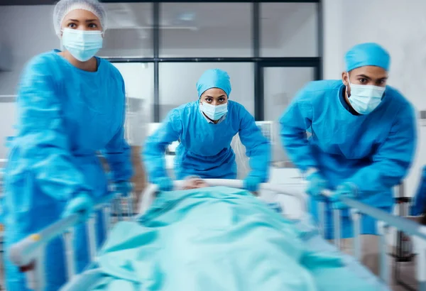 Chirurgie Team Bed Rush Het Ziekenhuis Gezondheidszorg Patiënt Spoedgeval Bezig — Stockfoto
