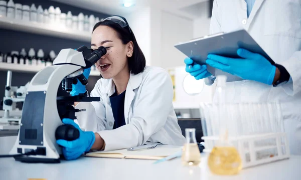 Mikroskop Wissenschaftlerin Und Frau Mit Arbeiter Forschung Und Medizinische Heilung — Stockfoto