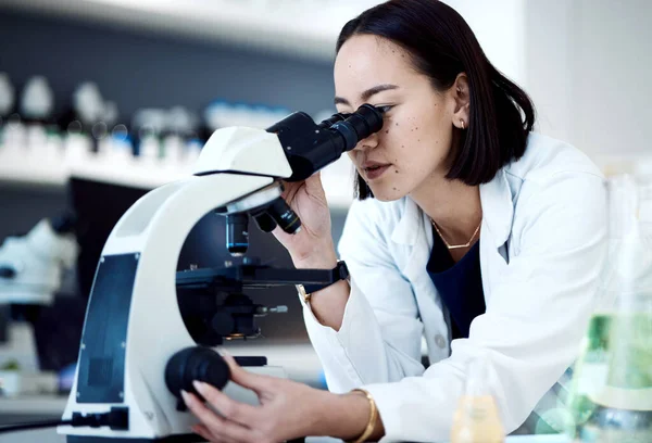 Microscoop Aziatische Vrouw Laboratorium Voor Onderzoek Innovatie Wetenschappelijke Methode Voor — Stockfoto