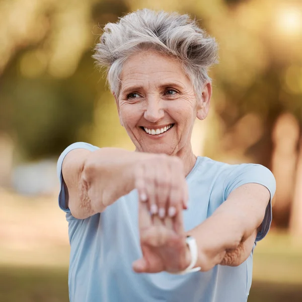 Szczęśliwa Staruszka Rozciągająca Się Przyrodzie Treningu Fitness Ćwiczeniach Ciało Lub — Zdjęcie stockowe