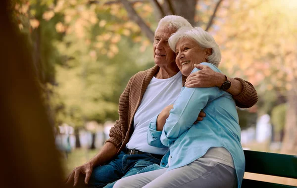 Couple Elderly Hug Park Retirement Sitting Park Bench Love Spending — Stock Photo, Image