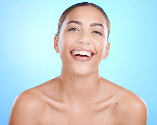 Skincare Beleza Mulher Retrato Rindo Com Sorriso Feliz Fundo Azul — Fotografia de Stock