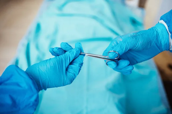 Nożyczki Dłonie Zabieg Chirurgiczny Zakresie Opieki Zdrowotnej Ambulatorium Lub Izby — Zdjęcie stockowe