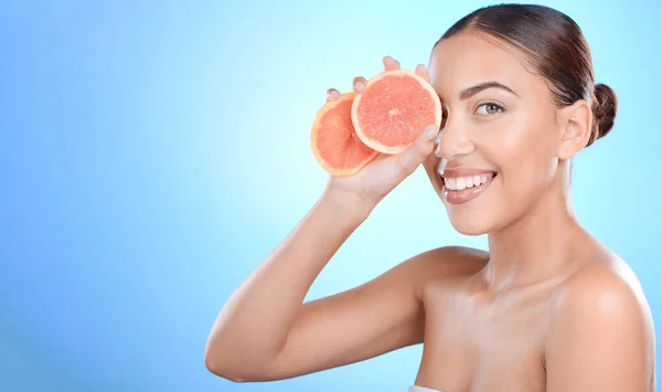 Grapefruit Woman Skincare Cosmetics Natural Beauty Smile Blue Studio Background — Stock Photo, Image