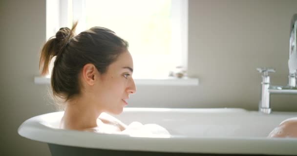 여성들 자연의 아름다움을 시키기 아침에는 남녀가 목욕을 아침에는 돌보고 평화와 — 비디오