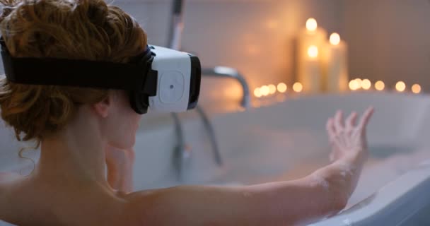 Εικονική Πραγματικότητα Μπάνιο Και Γυναίκα Φυσαλίδες Νερού Κεριά Και Ποτήρια — Αρχείο Βίντεο