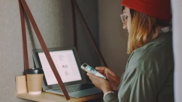 Teléfono Laptop Freelance Con Una Mujer Emprendedora Haciendo Trabajo Remoto — Vídeo de stock