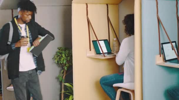 Coworking Cubicle Medewerkers Een Druk Kantoor Werken Lopen Laptop Voor — Stockvideo