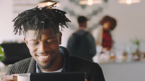 Rostro Sonrisa Hombre Negocios Tablet Tomando Café Moderna Oficina Espacio — Vídeo de stock