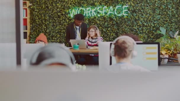 Trabajo Equipo Colaboración Gente Negocios Lugares Trabajo Creativos Conversando Discutiendo — Vídeos de Stock