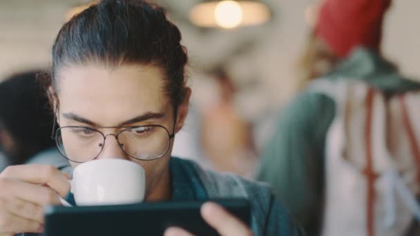 Mann Telefon Und Café Trinken Espresso Oder Tee Beim Lesen — Stockvideo