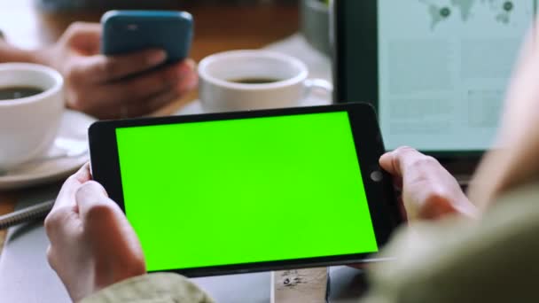 Tablet Mock Tela Verde Mãos Rolagem Mulher Tela Digital Para — Vídeo de Stock