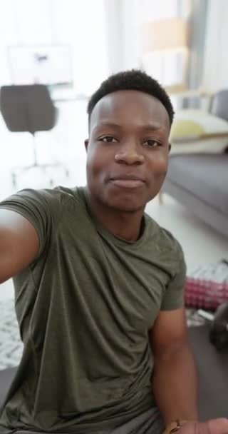 Appel Vidéo Fitness Entraînement Homme Noir Dans Une Maison Motivation — Video