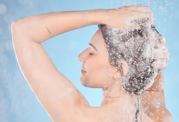Haare Dusche Und Frau Mit Shampoo Wasser Und Natürlicher Schönheit — Stockfoto