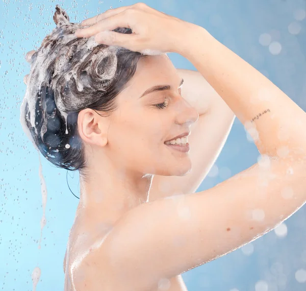 Vrouw Shampoo Douche Voor Haarverzorging Schoon Hygiëne Blauwe Studio Achtergrond — Stockfoto