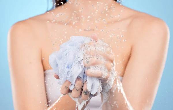 Mulher Chuveiro Mãos Com Esponja Perto Limpeza Corporal Lavagem Para — Fotografia de Stock