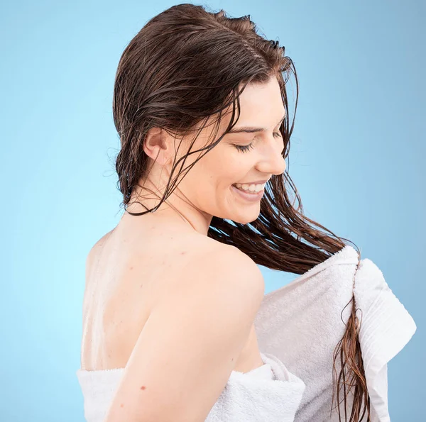 Cuidados Com Cabelos Lavar Limpar Cabelo Uma Mulher Secando Cabelo — Fotografia de Stock