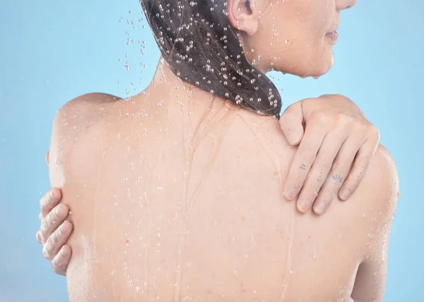 Plecy Kobieta Prysznic Pielęgnacji Skóry Czyste Higieny Tle Niebieskiego Studio — Zdjęcie stockowe