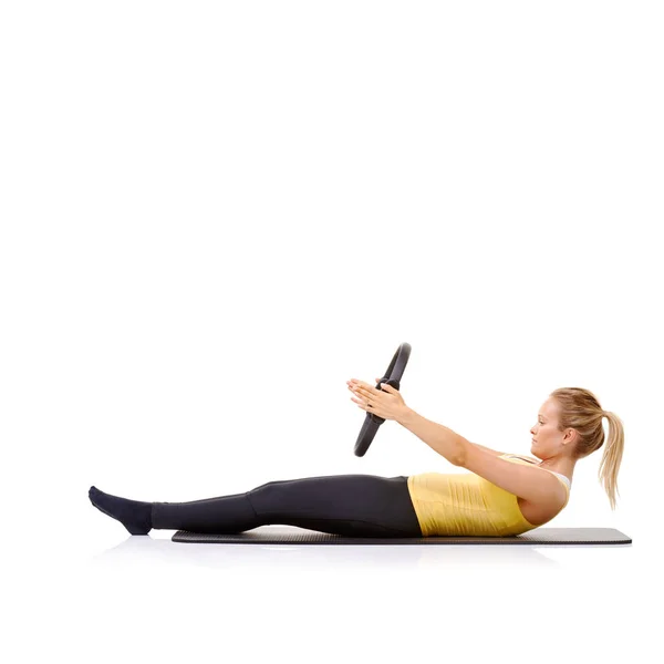 Egzersizi Sar Genç Güzel Bir Sarışın Pilates Yüzüğüyle Egzersiz Yapıyor — Stok fotoğraf