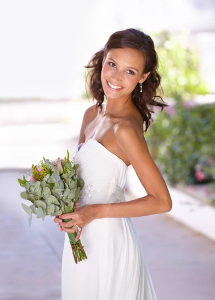 結婚式の日に美しい気分だ 美しい若いです花嫁保持彼女の花束 — ストック写真