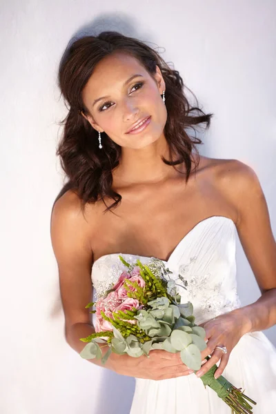 浪漫的新娘风格 漂亮的新娘牵着花束 — 图库照片