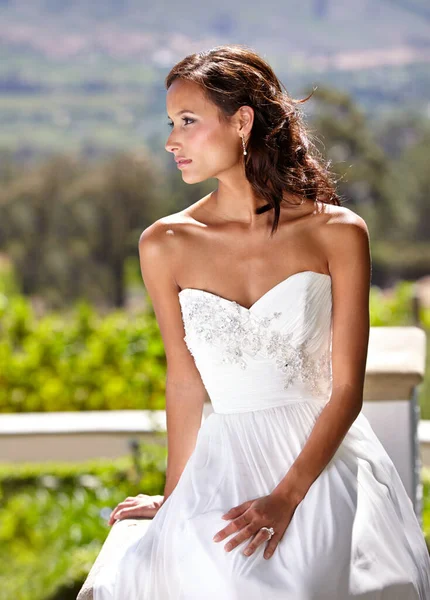 Великолепно Царственно Прекрасная Молодая Невеста Улице Свадебном Платье — стоковое фото