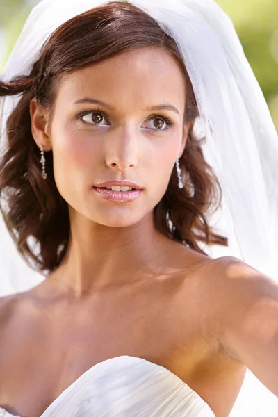 Menyasszonyi Szépség Gyönyörű Fiatal Menyasszony Néz Félre Menyasszonyi Ruha Fátyol — Stock Fotó