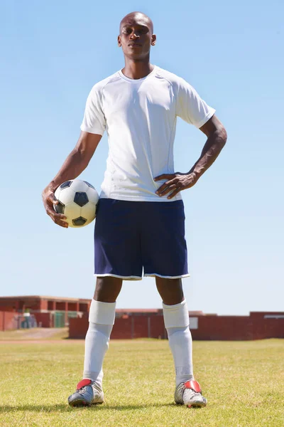 Čeká Své Protivníky Portrét Mladého Muže Držícího Fotbalový Míček — Stock fotografie
