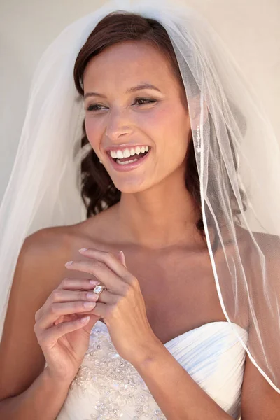 Überglücklich Frisch Verheiratet Sein Schöne Braut Brautkleid Berührt Ihren Ehering — Stockfoto