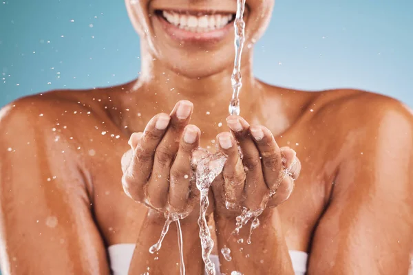 Salpicadura Agua Manos Mujer Negra Con Bienestar Cuidado Piel Sonrisa —  Fotos de Stock