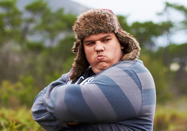 Bekam Haltung Ein Übergewichtiger Junger Mann Mit Wollmütze Die Arme — Stockfoto