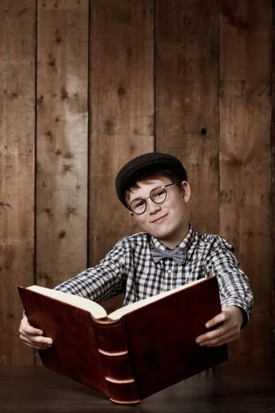 Bestrijding Van Encyclopedie Onderwijs Leren Jonge Jongen Retro Kleding Draagt — Stockfoto