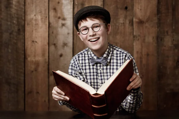 Изучает Всё Мальчик Ретро Одежде Очках Огромной Книгой — стоковое фото
